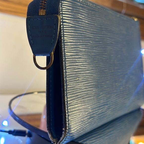 Louis Vuitton Handbags - LV epi pochete.